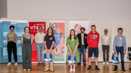 Jong taaltalent Pauline Deforche wint Taaltrofee Nederlands 2021